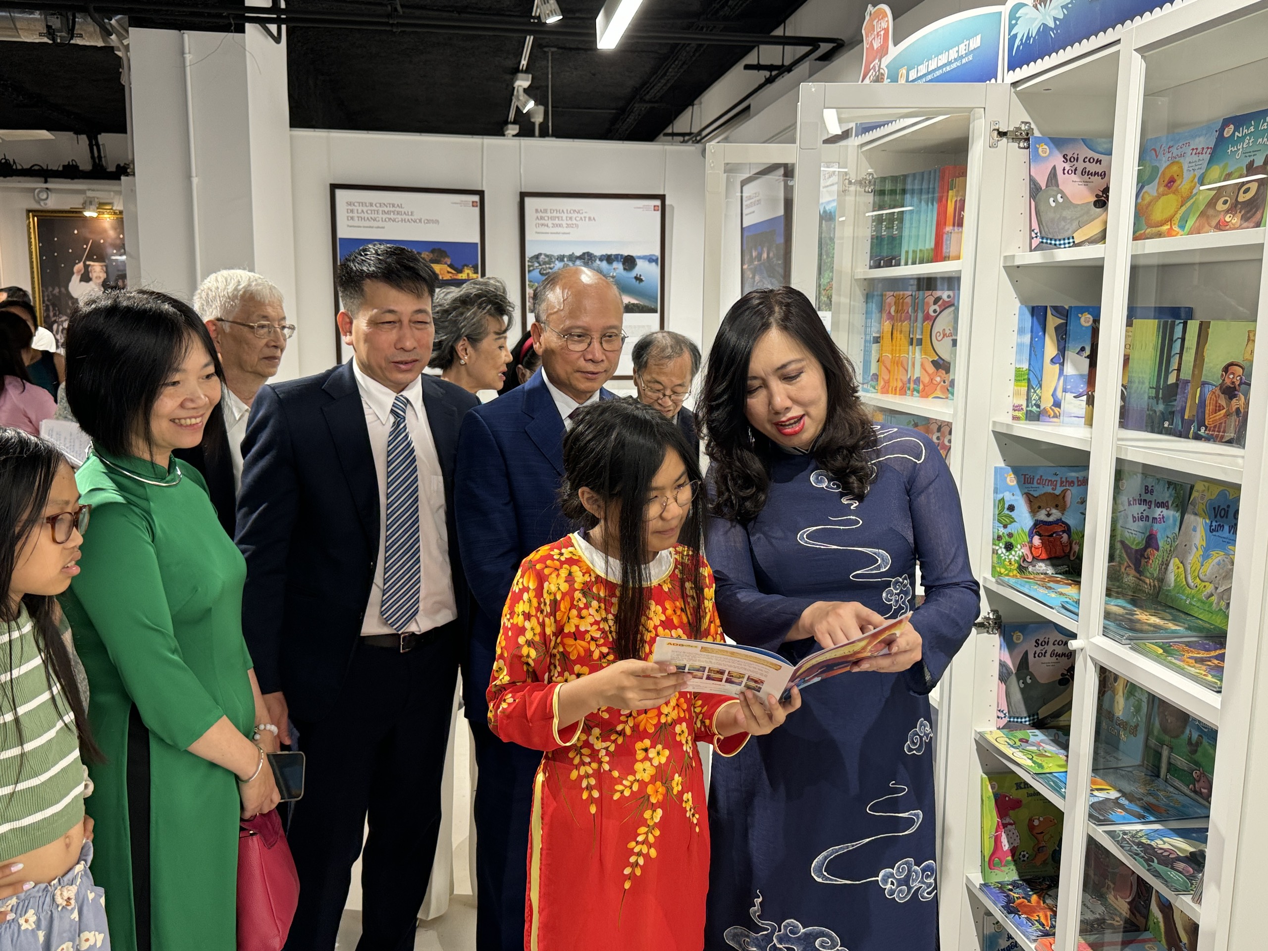 Trao tặng Tủ sách tiếng Việt ở nước ngoài – sáng kiến hợp tác vì cộng đồng người Việt Nam ở nước ngoài