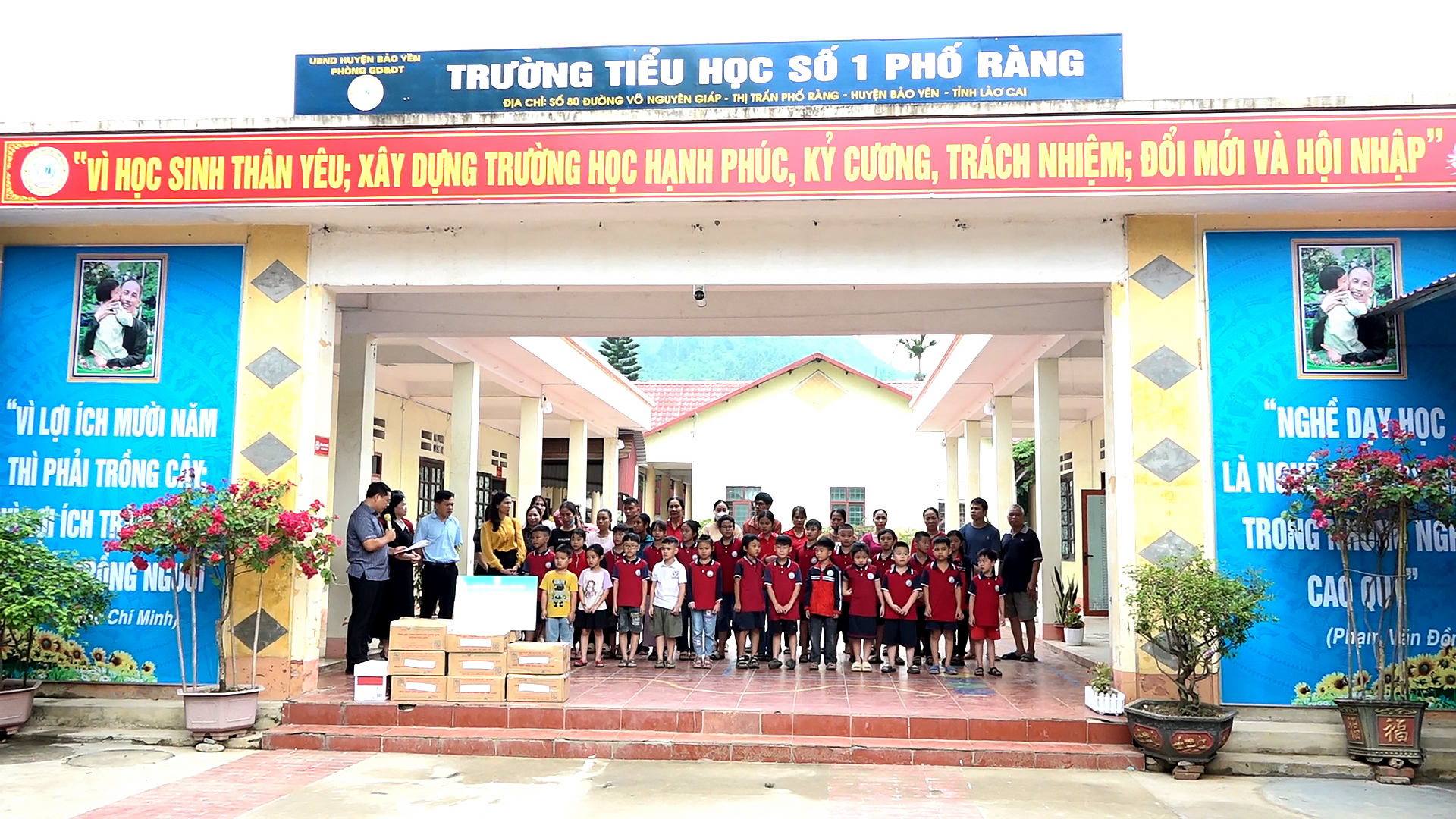 Nhà xuất bản Giáo dục Việt Nam hỗ trợ sách cho học sinh tỉnh Lào Cai