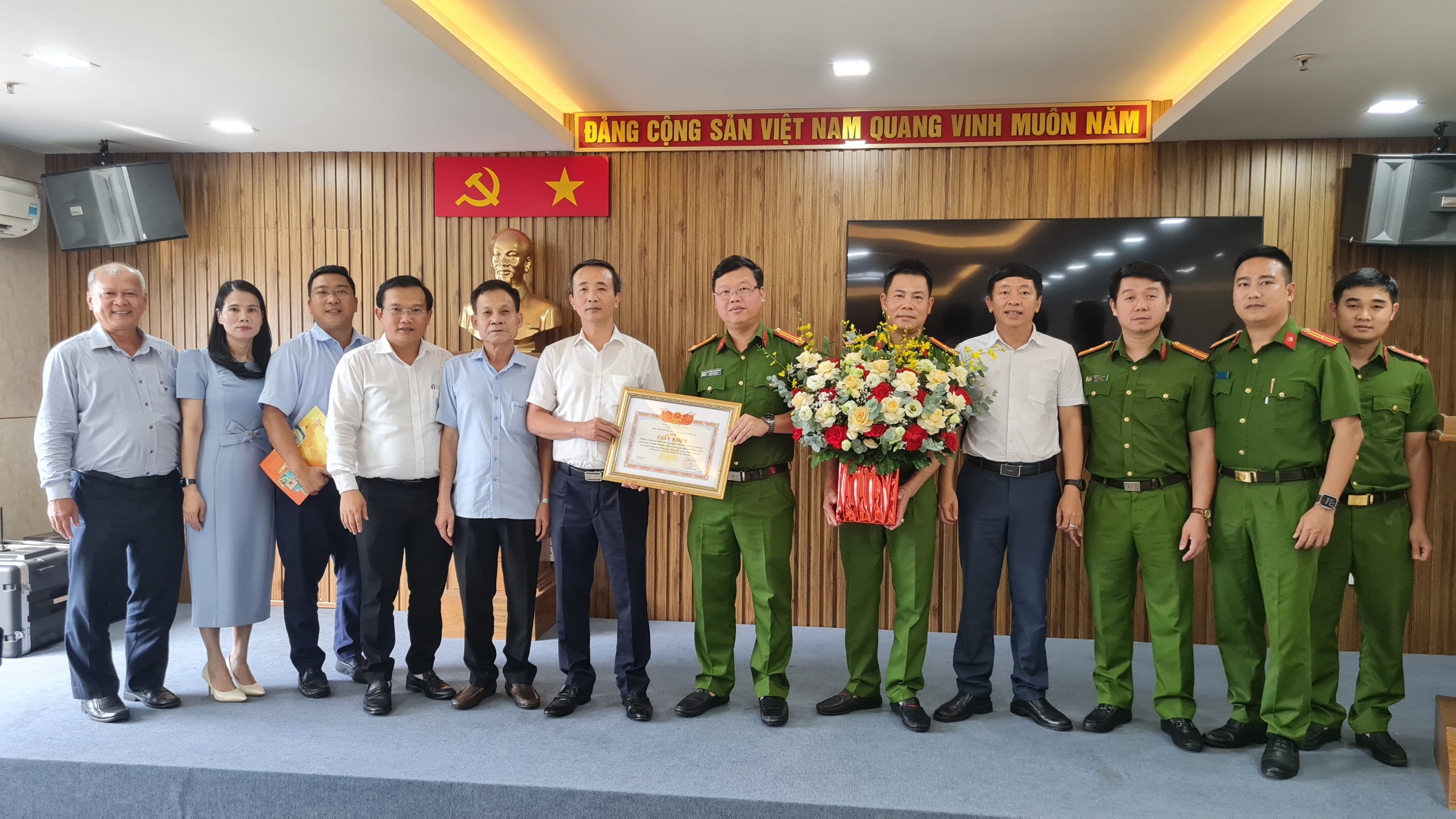 Bộ trưởng Bộ GD&ĐT tặng bằng khen cho lực lượng công an Đà Nẵng