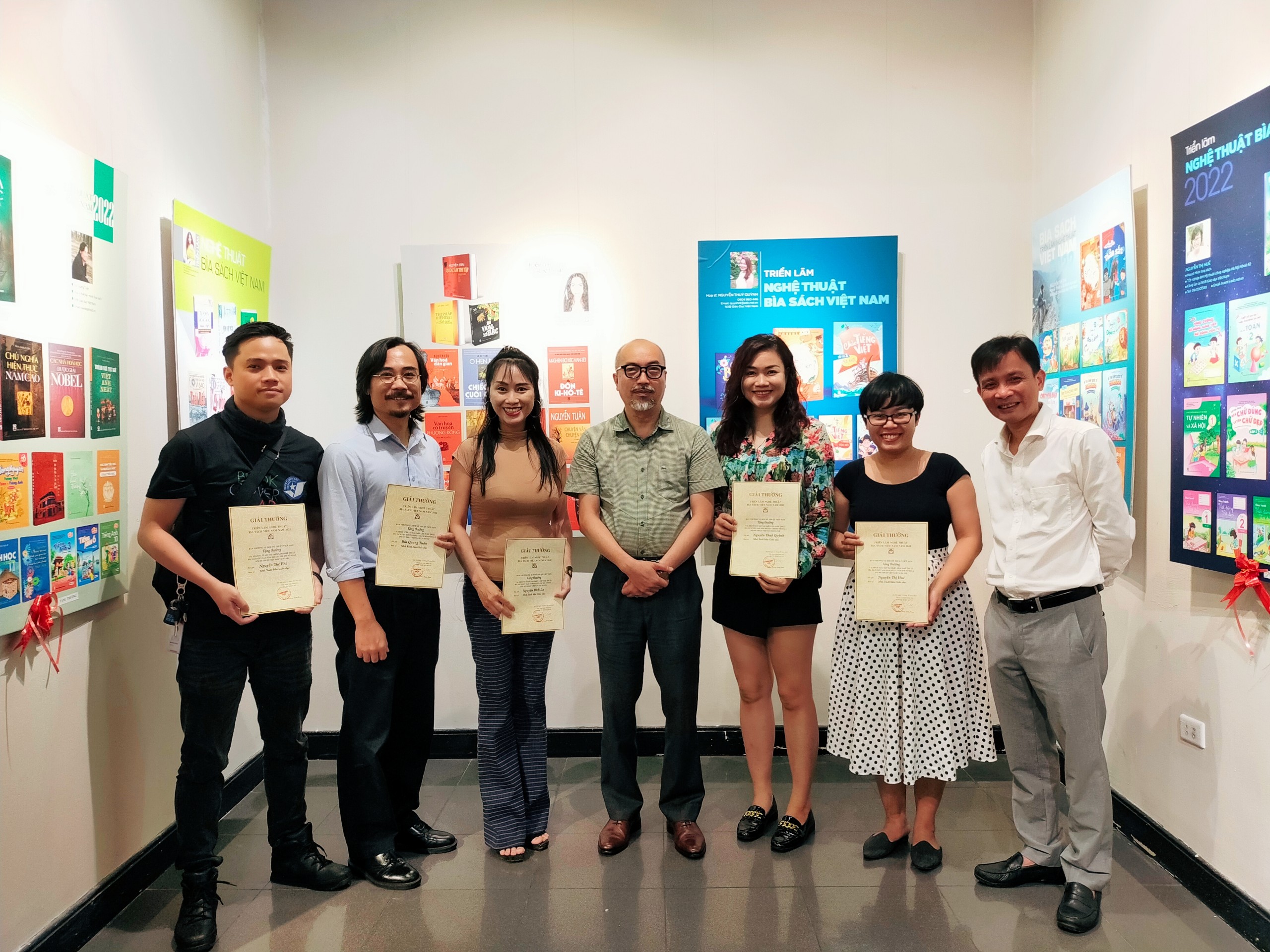 Khi bìa sách giáo dục trở thành tác phẩm nghệ thuật
